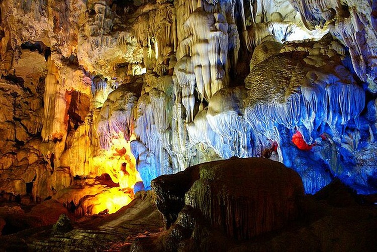 visit halong bay thien cung cave